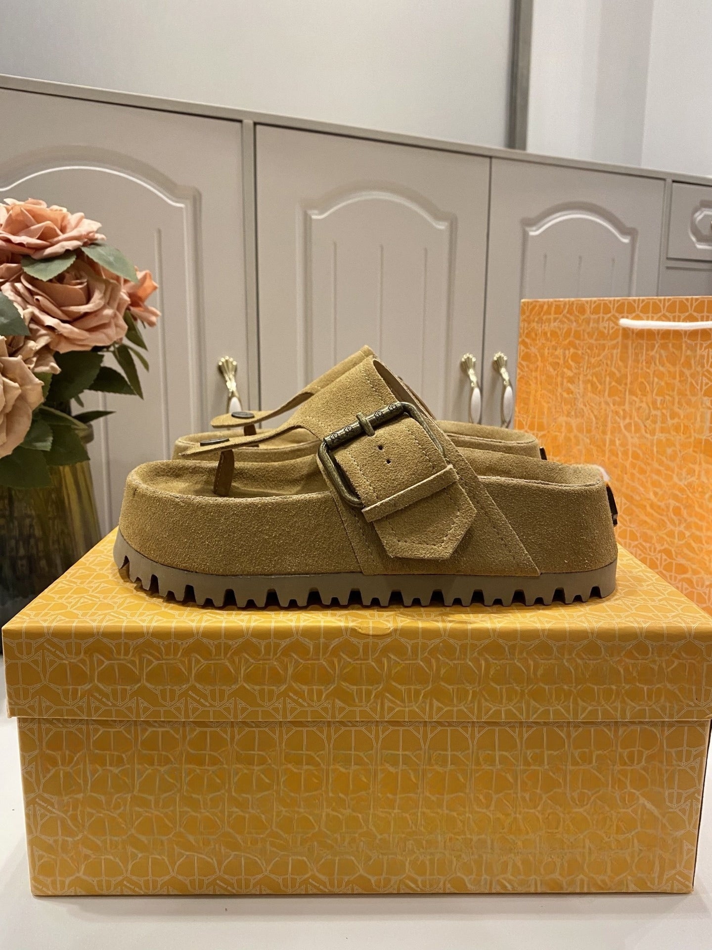 Women's New Fashion Joker Toe Clip Design Thick-soled Slippers Have A Shoe Box.