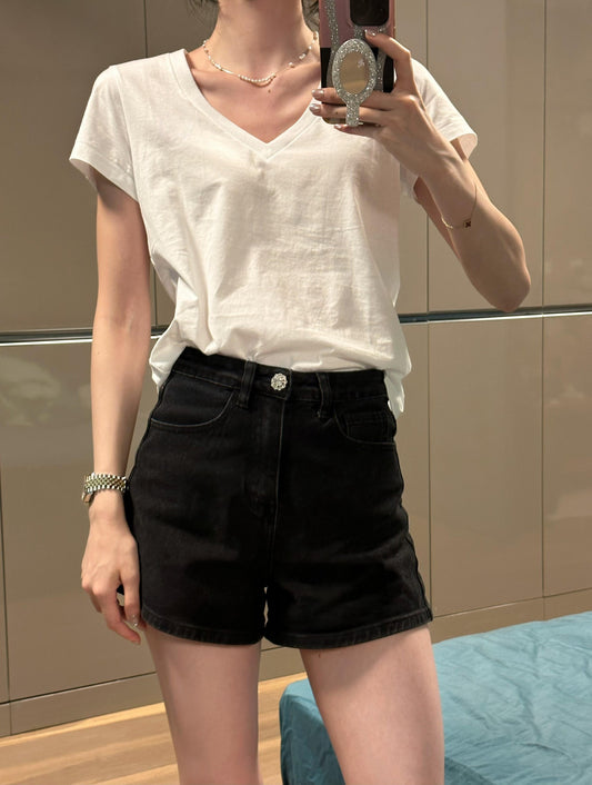 חולצת טריקו צמודה עם צווארון V בצבע אחיד ועם רקמה בצבע ג'וקר לנשים