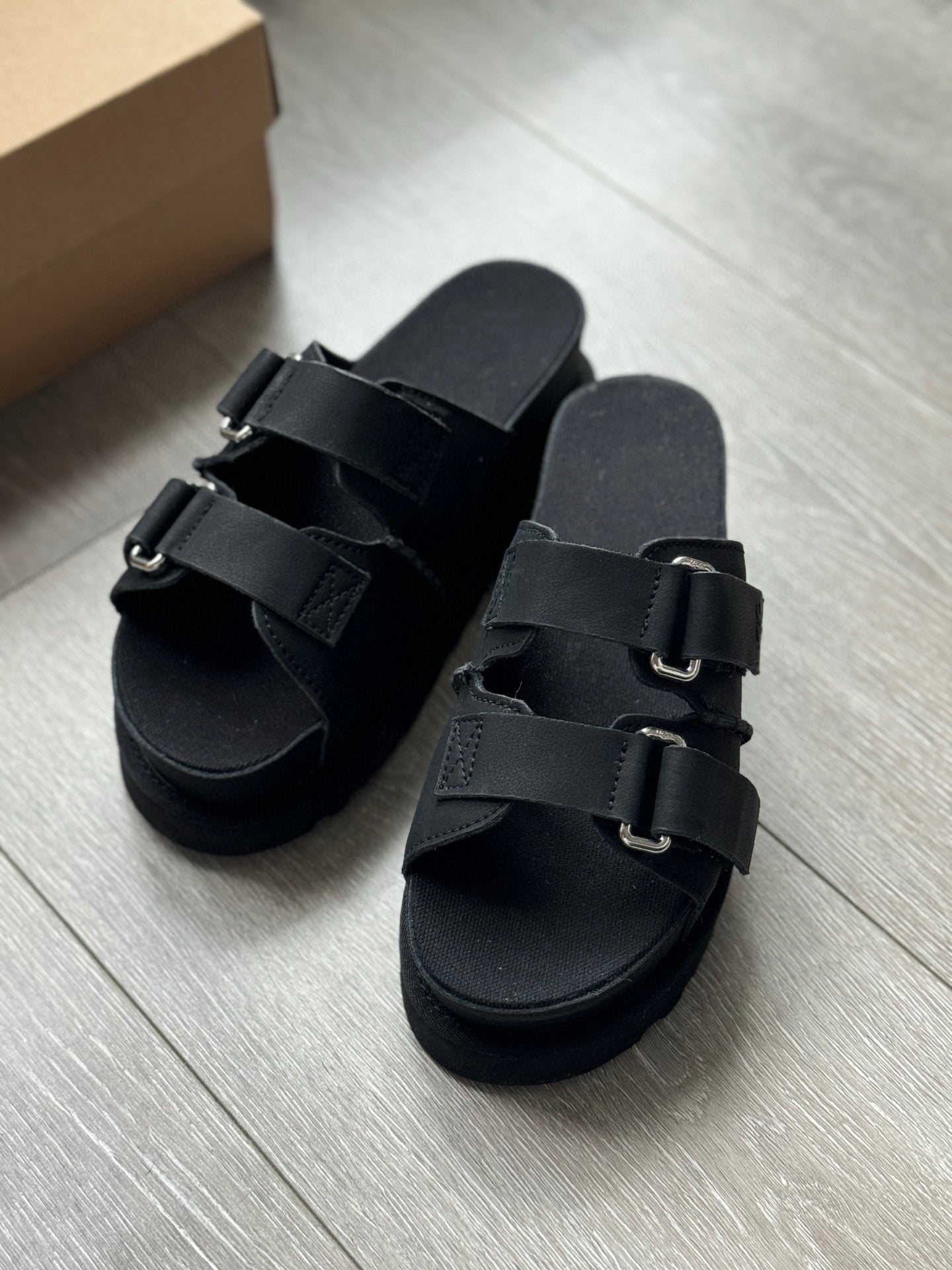Women's New Fashion Joker Casual Hook and Loop Design Platform Sandals Slippers Have A Shoe Box.