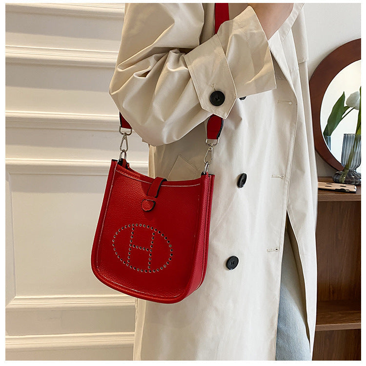 Women's New Fashion Joker Cowhide Shoulder Crossbody Bag with A High Sense of Hollowing Out The Commuter Bag.