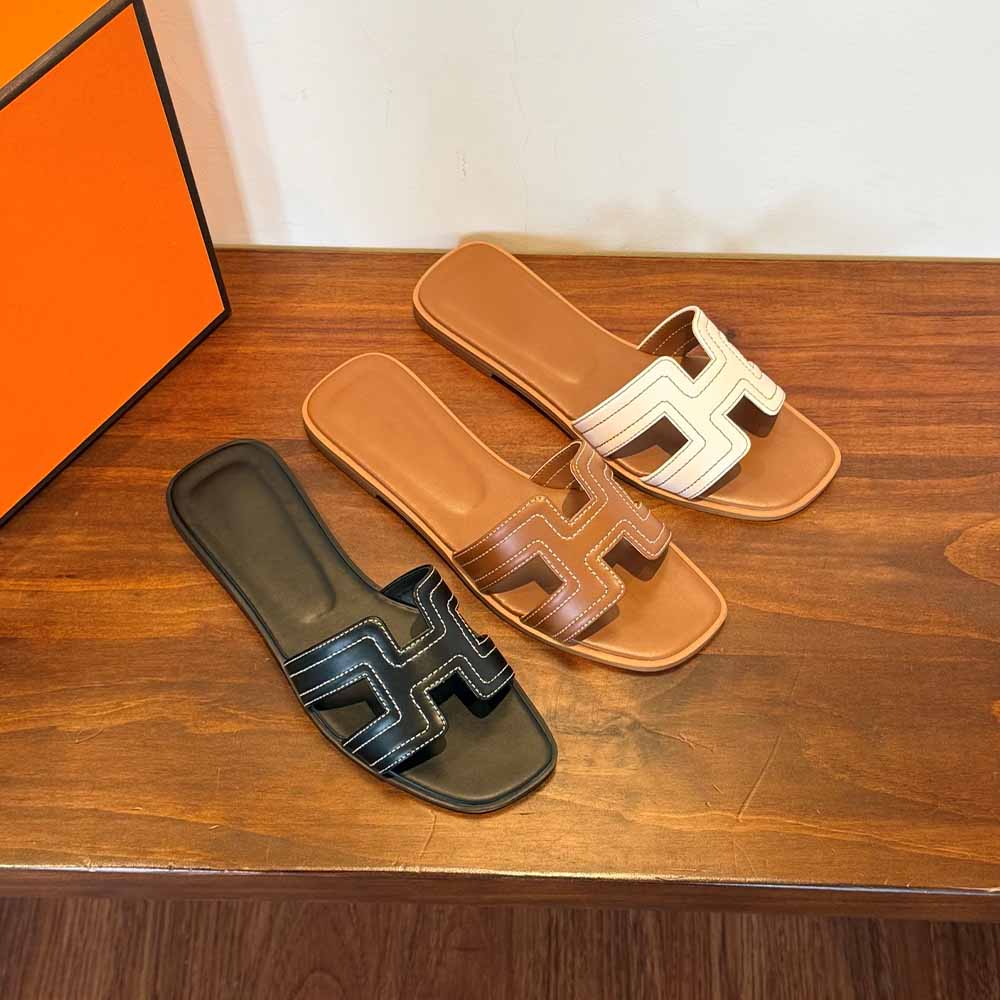 סנדלים שטוחים רקומים מעור ג'וקר לנשים אופנתיות חדשות.