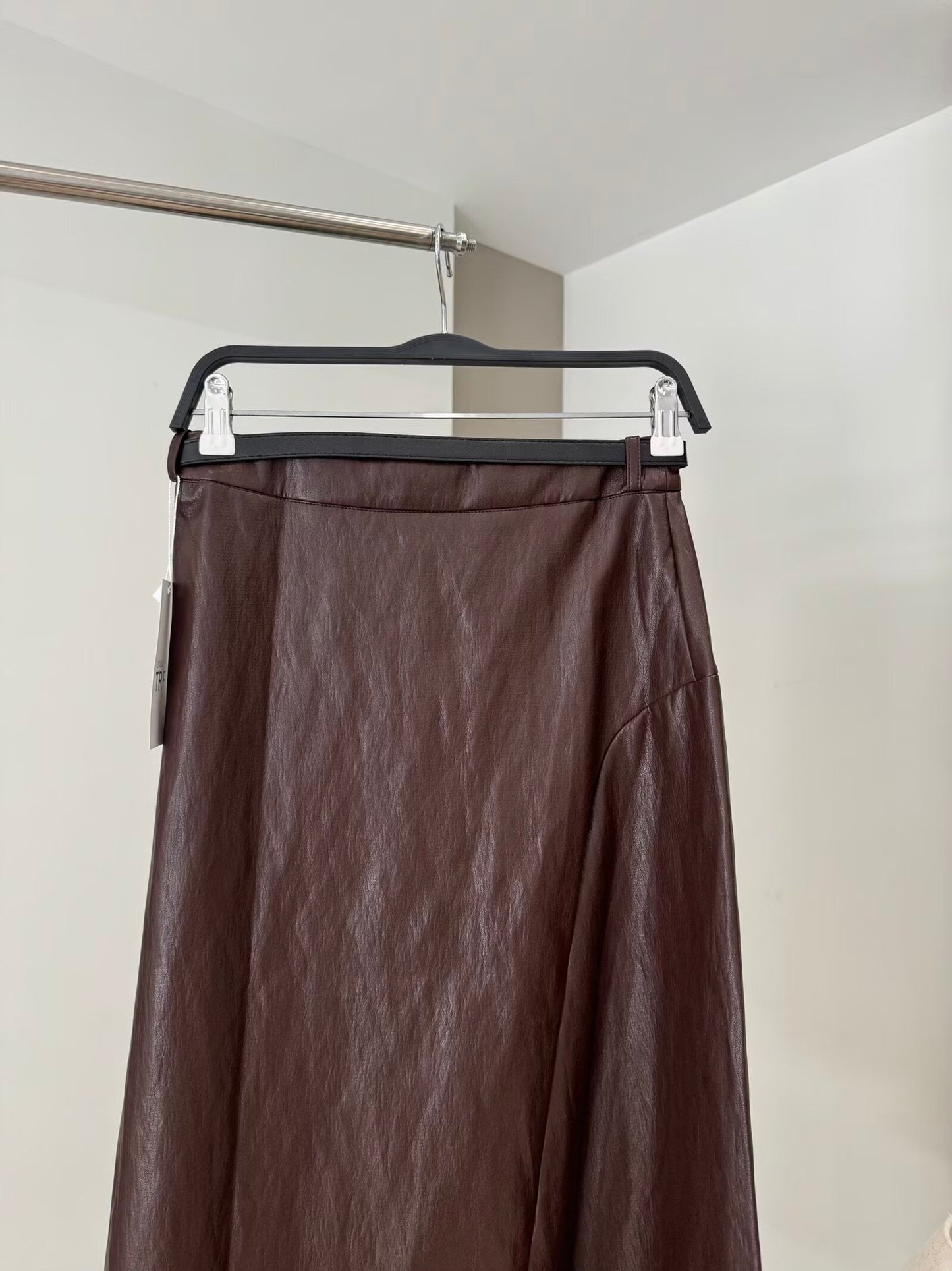 חצאית מידי בגזרה מזדמנת עם חגורה לנשים