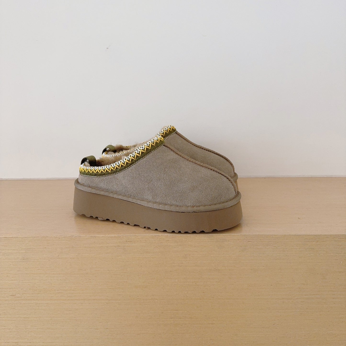 Women's embroidered thick-soled semi-mopped snow boots have a shoe box