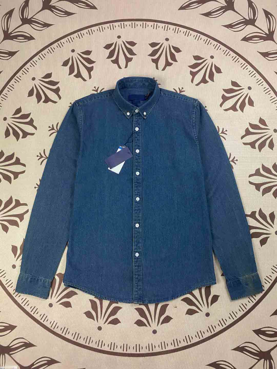 גברים ונשים עם אותה חולצה ארוכת שרוולים חדשה לזוג עם בד ג'ינס רקום של ג'וקר.