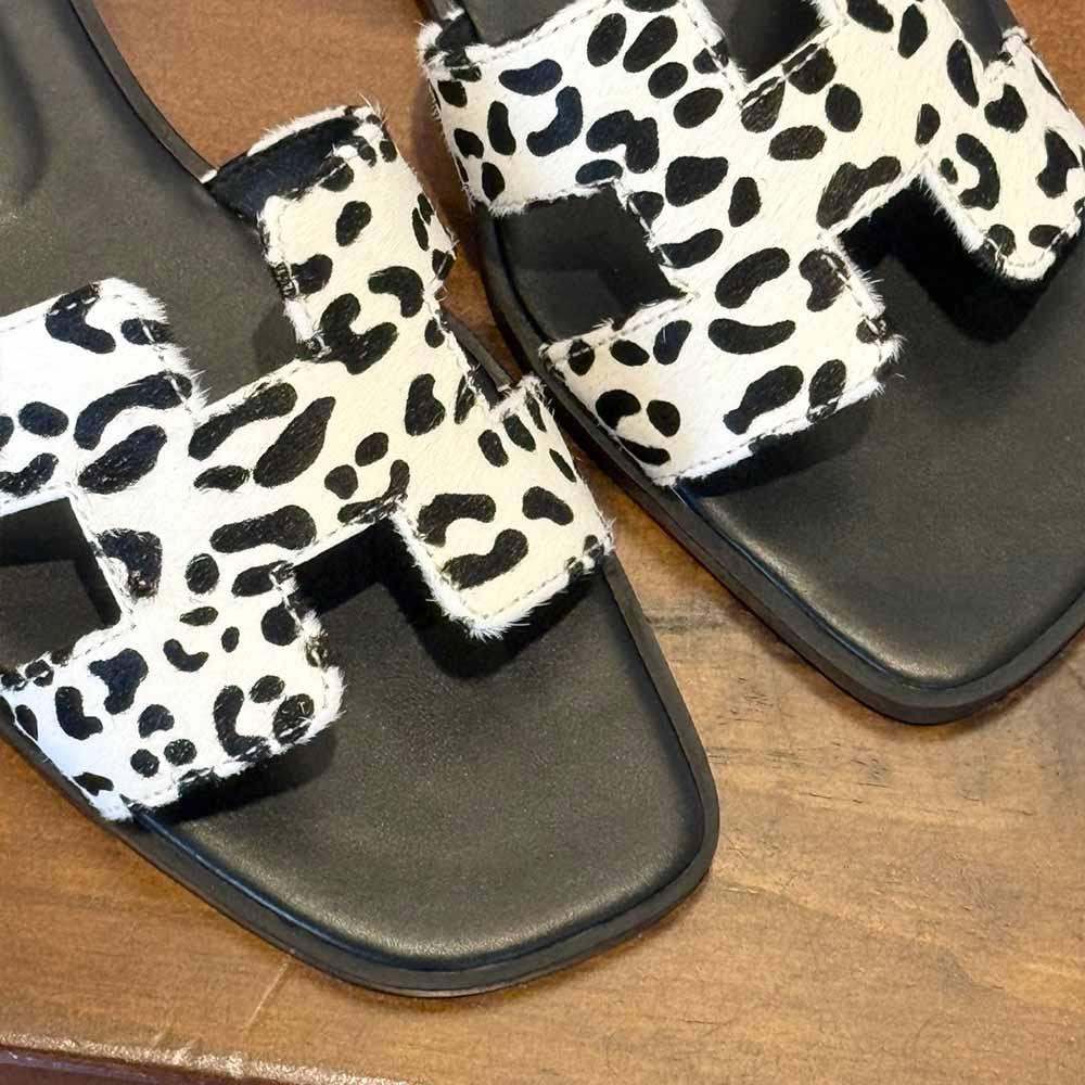 Women's new fashion casual Joker Leopard print flat-bottomed sandals wearing slippers.