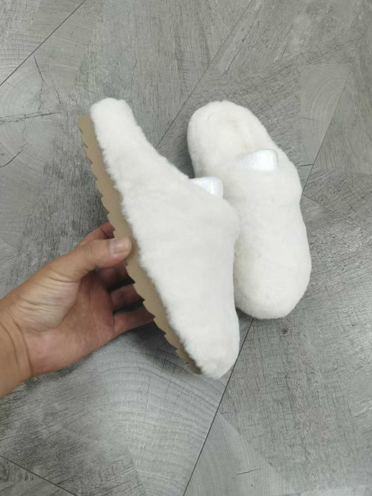 Women's new autumn and winter warm slippers have a shoe box