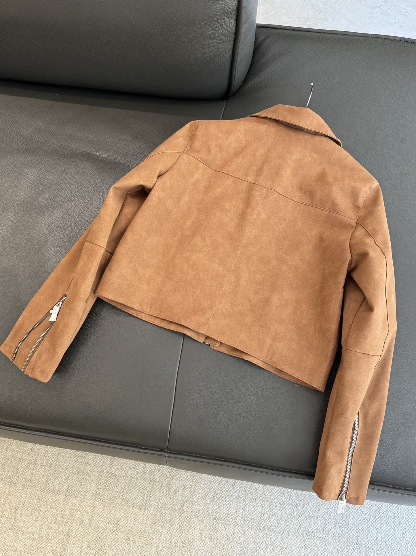 מעיל דמוי עור קצר עם דש קצר לנשים לשנת 2025