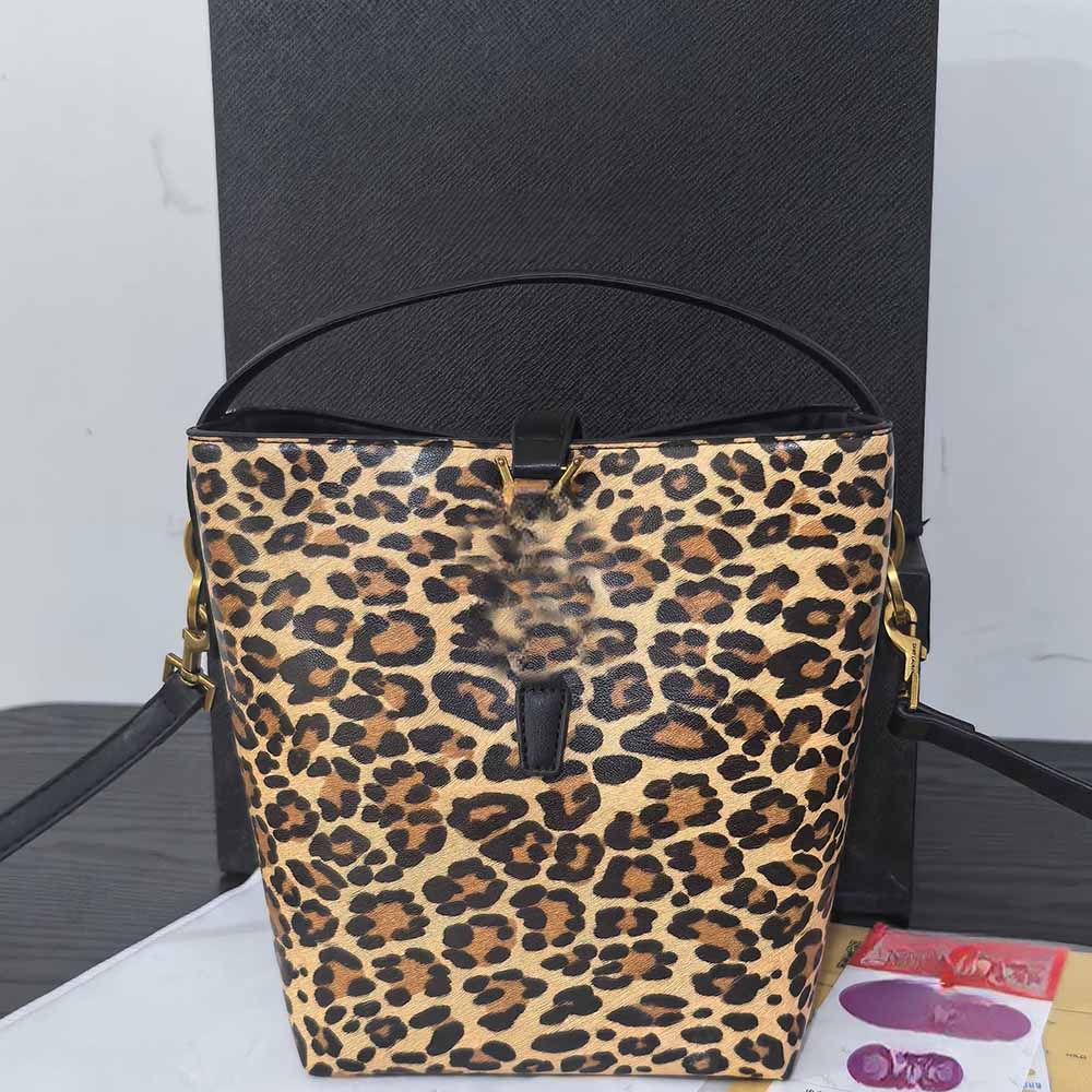 תיק דלי לנשים עם קופסה, תיק אופנה חדשה עם קיבולת גדולה של ג'וקר ואביזרים של אותיות