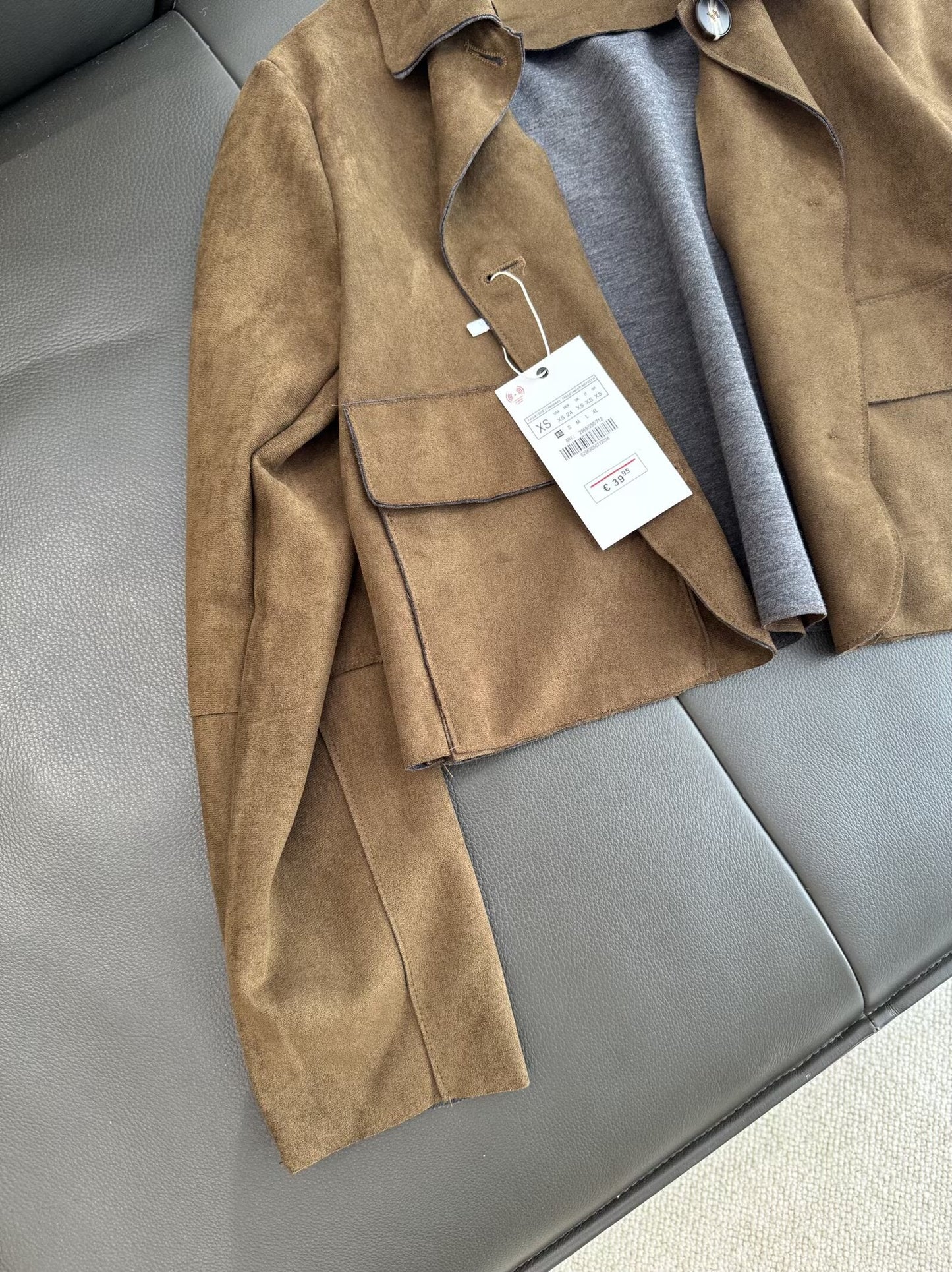 מעיל קצר עם רוכסן ואפקט עור אנטי-זמש לנשים לשנת 2025