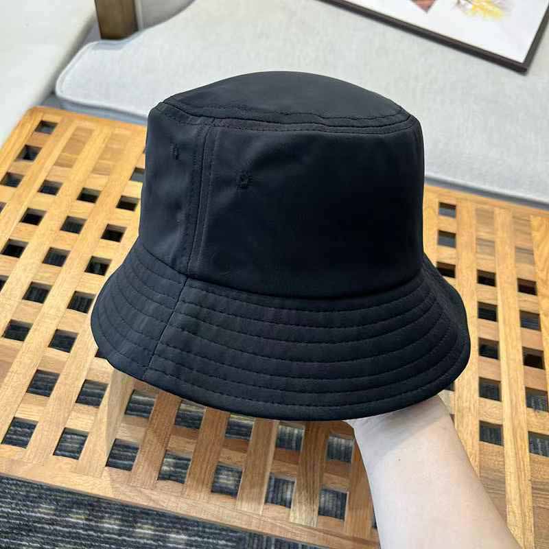 גברים ונשים עם אותו מגן שמש חיצוני חדש 2025 של Joker לגברים ונשים. 