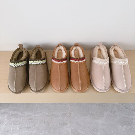 Women's new one-pedal thick-soled snow boots have a shoe box