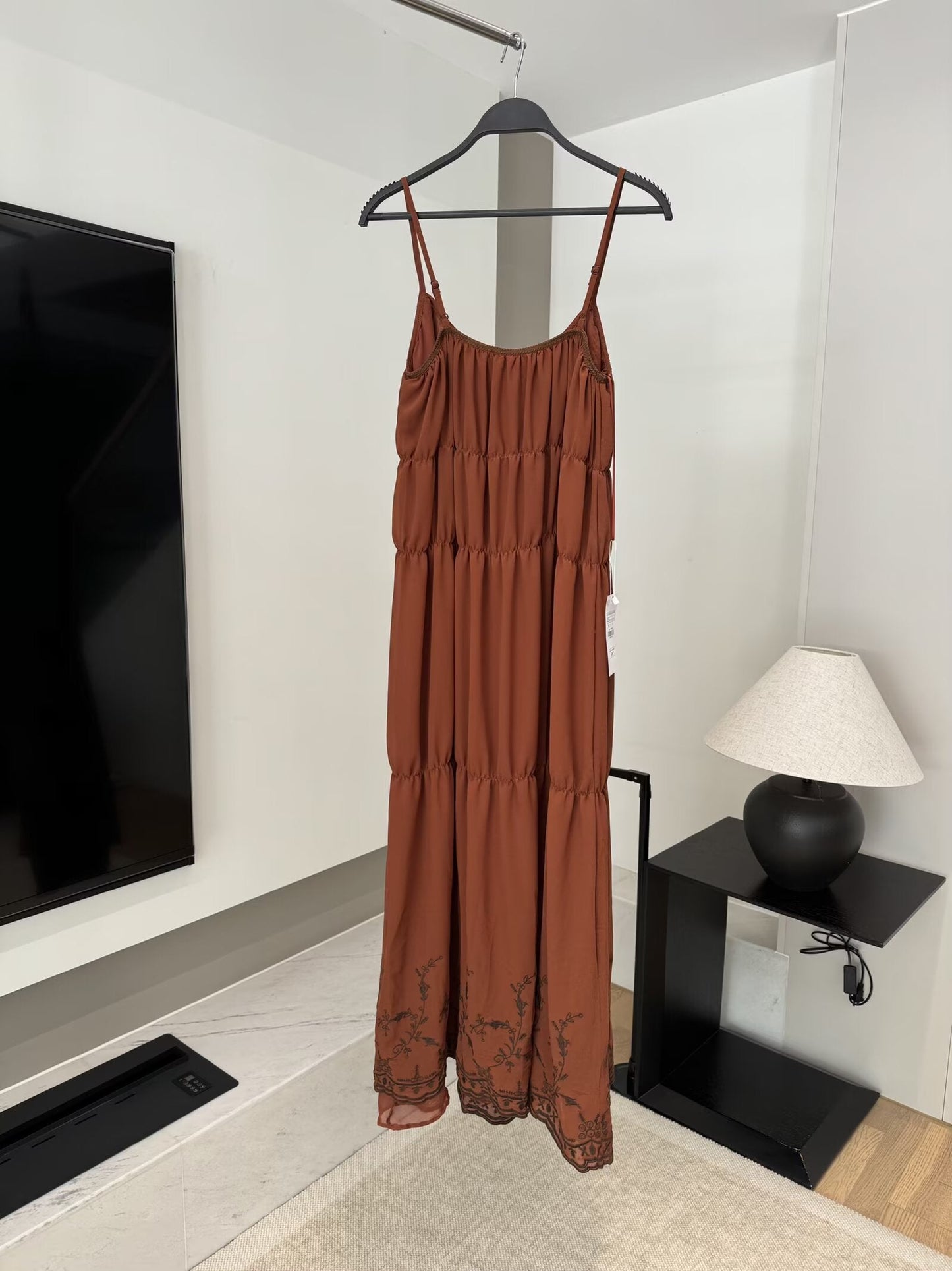 שמלת MIDI עם קפלים רקומים וגזרות אופנתיות לנשים לשנת 2025 