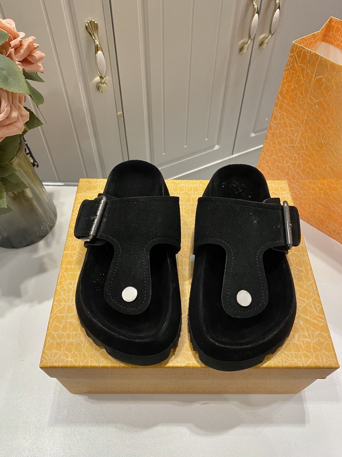 Women's New Fashion Joker Toe Clip Design Thick-soled Slippers Have A Shoe Box.