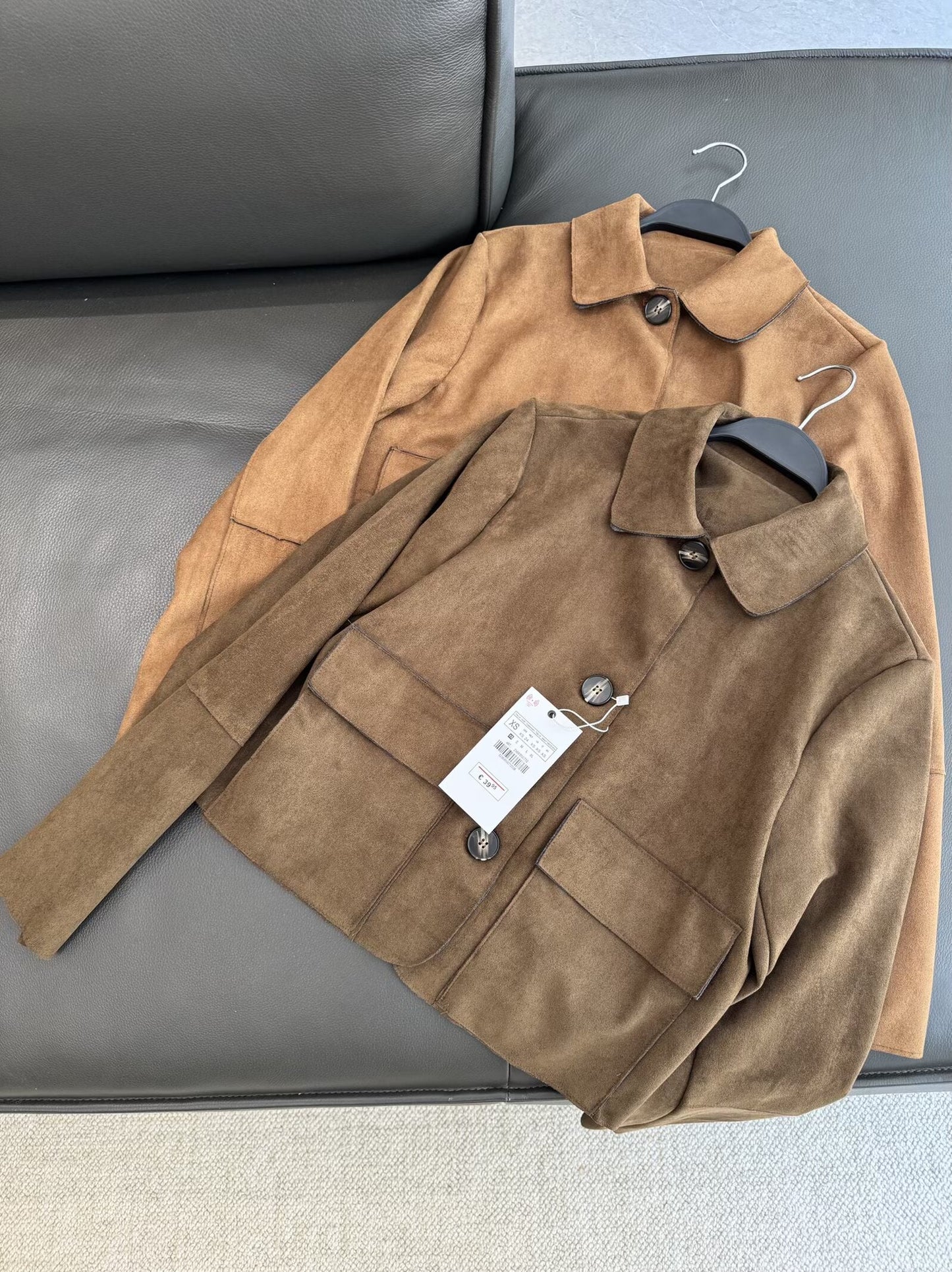 מעיל קצר עם רוכסן ואפקט עור אנטי-זמש לנשים לשנת 2025