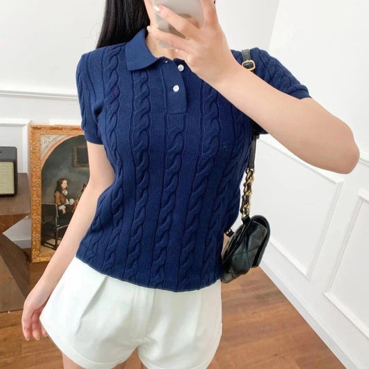 חולצת טי שירט סריגים עם דש רקום של ג'וקר לנשים