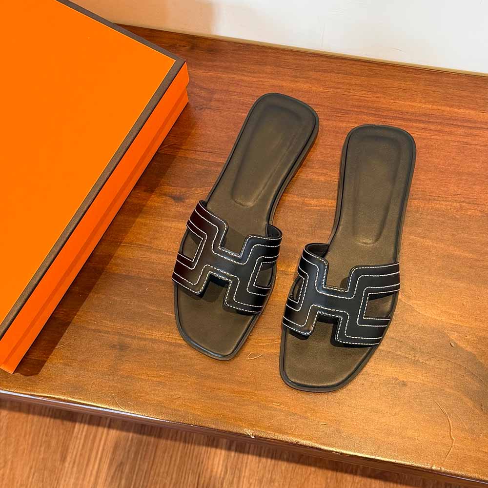 סנדלים שטוחים רקומים מעור ג'וקר לנשים אופנתיות חדשות.