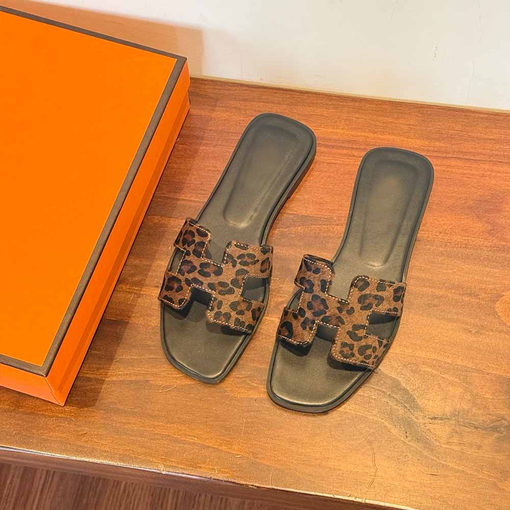 Women's new fashion casual Joker Leopard print flat-bottomed sandals wearing slippers.