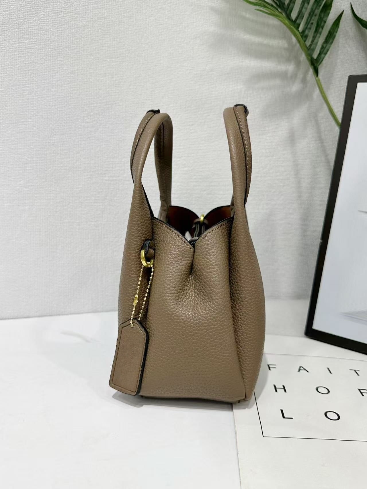 Single shoulder messenger bag retro handbag vegetable basket bag have a shoe box