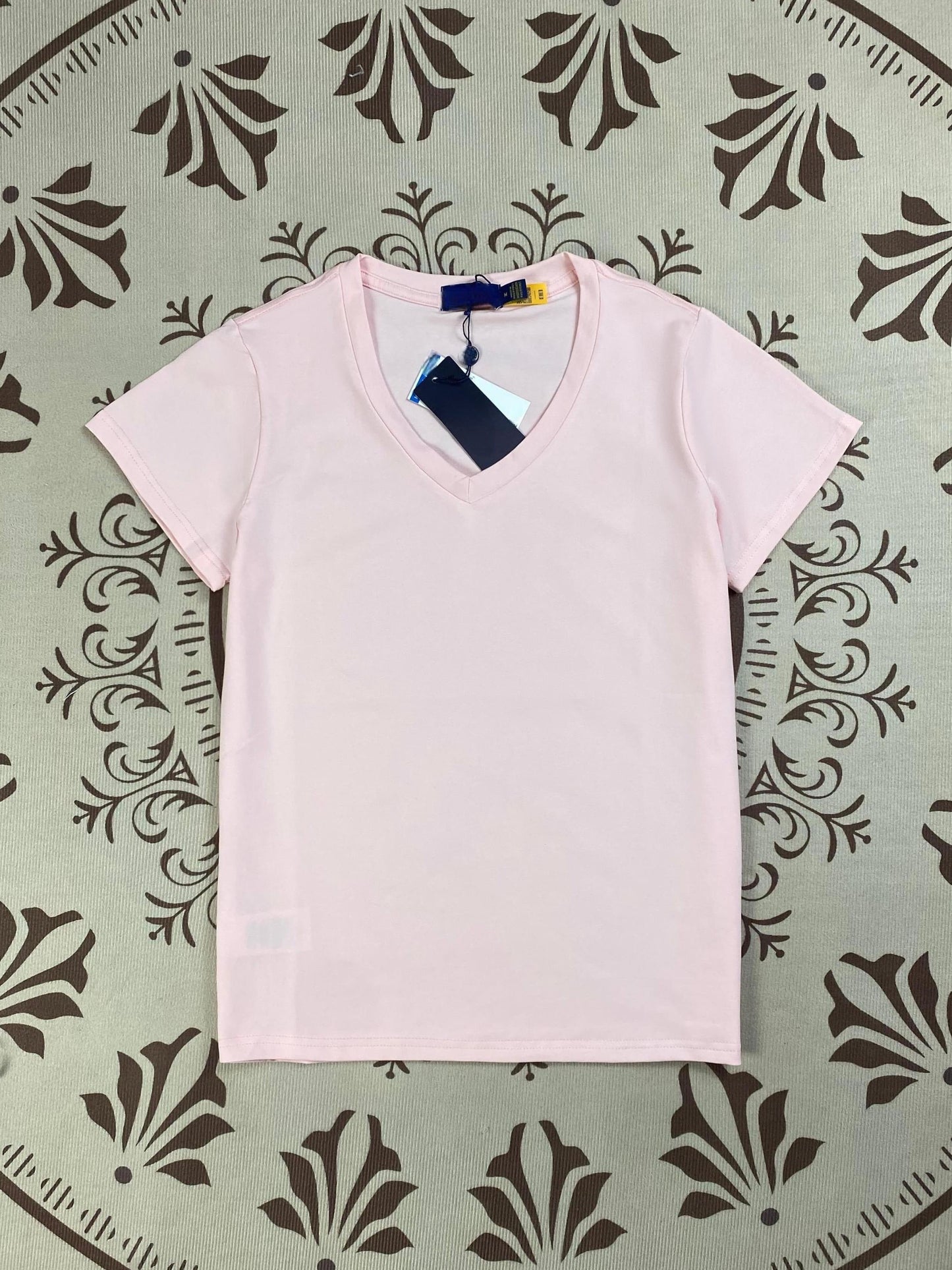 חולצת טריקו צמודה עם צווארון V בצבע אחיד ועם רקמה בצבע ג'וקר לנשים