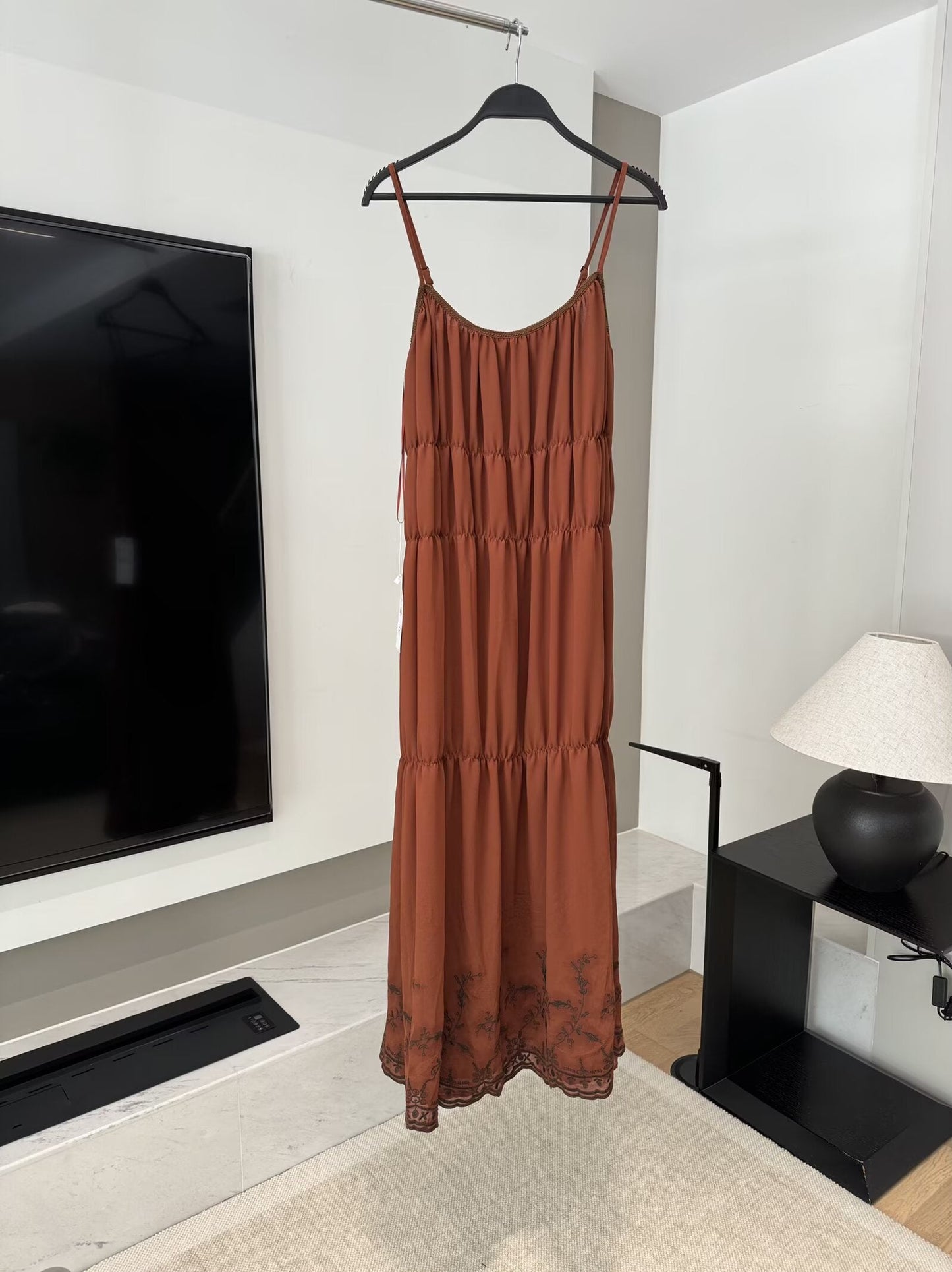 שמלת MIDI עם קפלים רקומים וגזרות אופנתיות לנשים לשנת 2025 