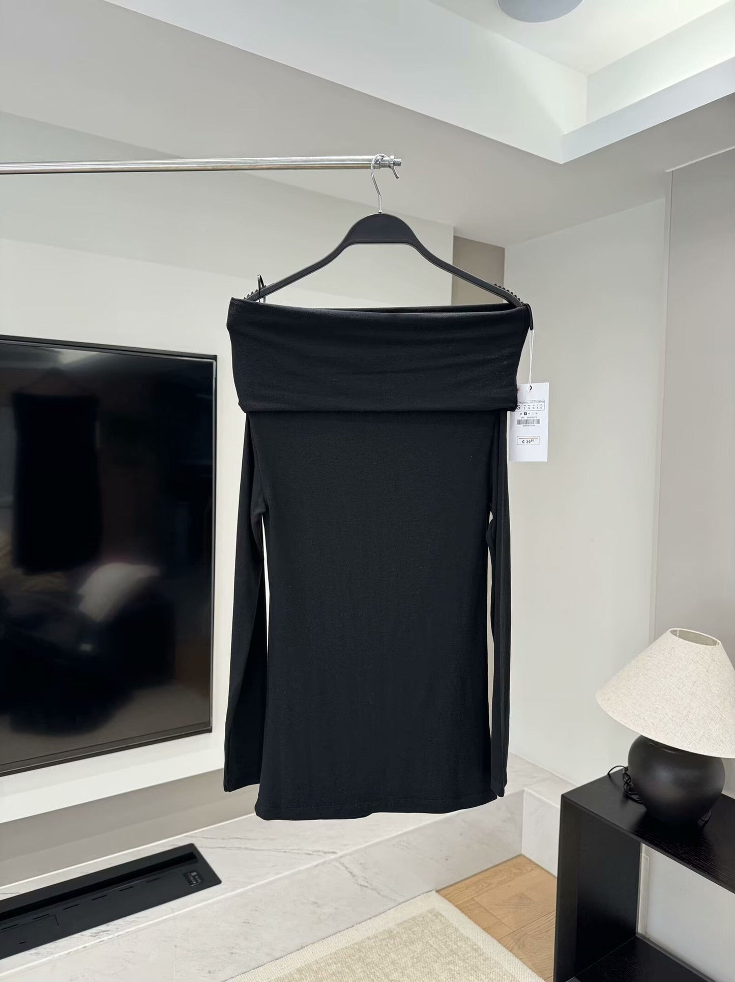 טופ חדש לנשים עם קפלים ושרוולים ארוכים, גזרה פתוחה ועם כתפיים