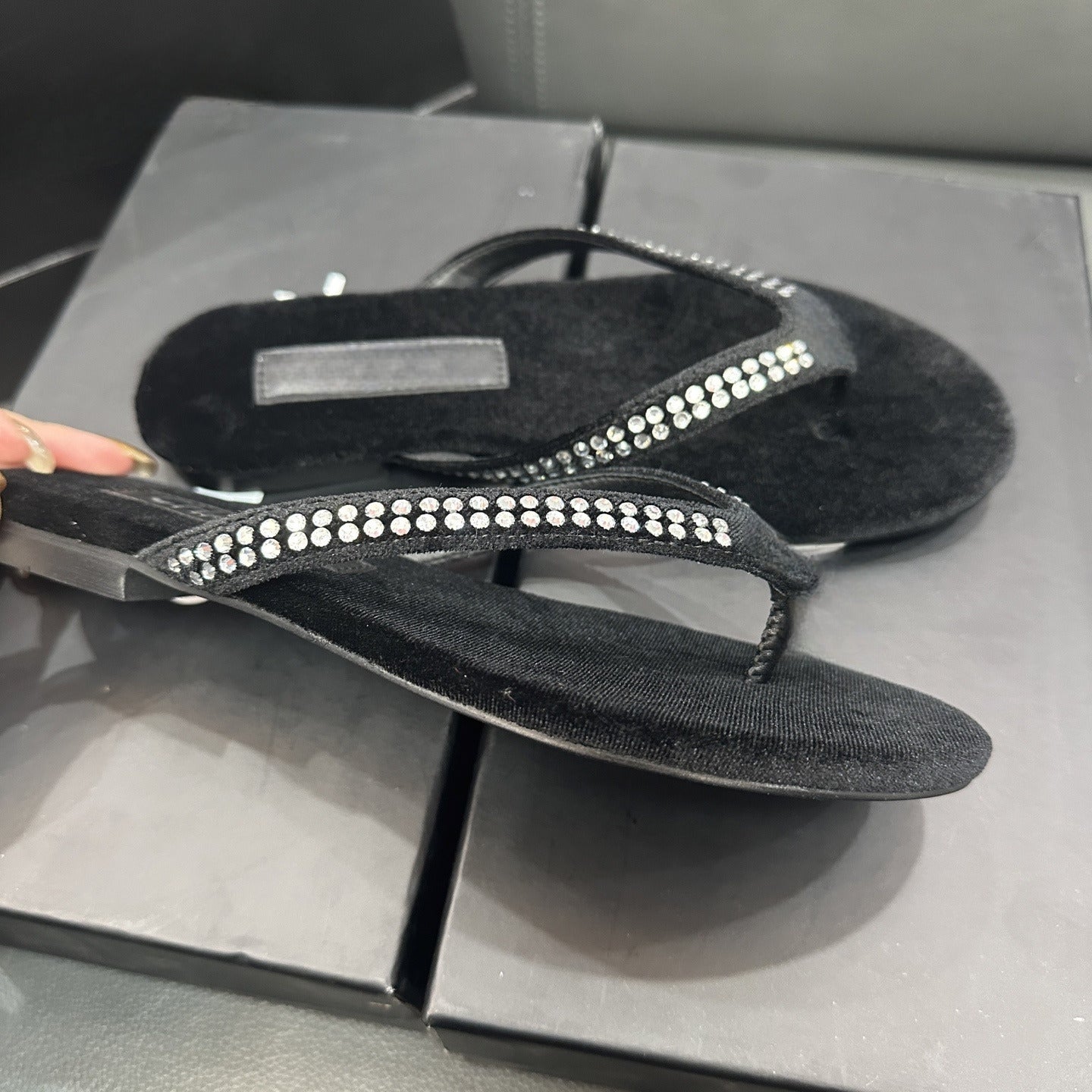 Women's New Fashion Joker Rhinestone Decorative Thin Bottom Toe Slippers Have A Shoe Box.