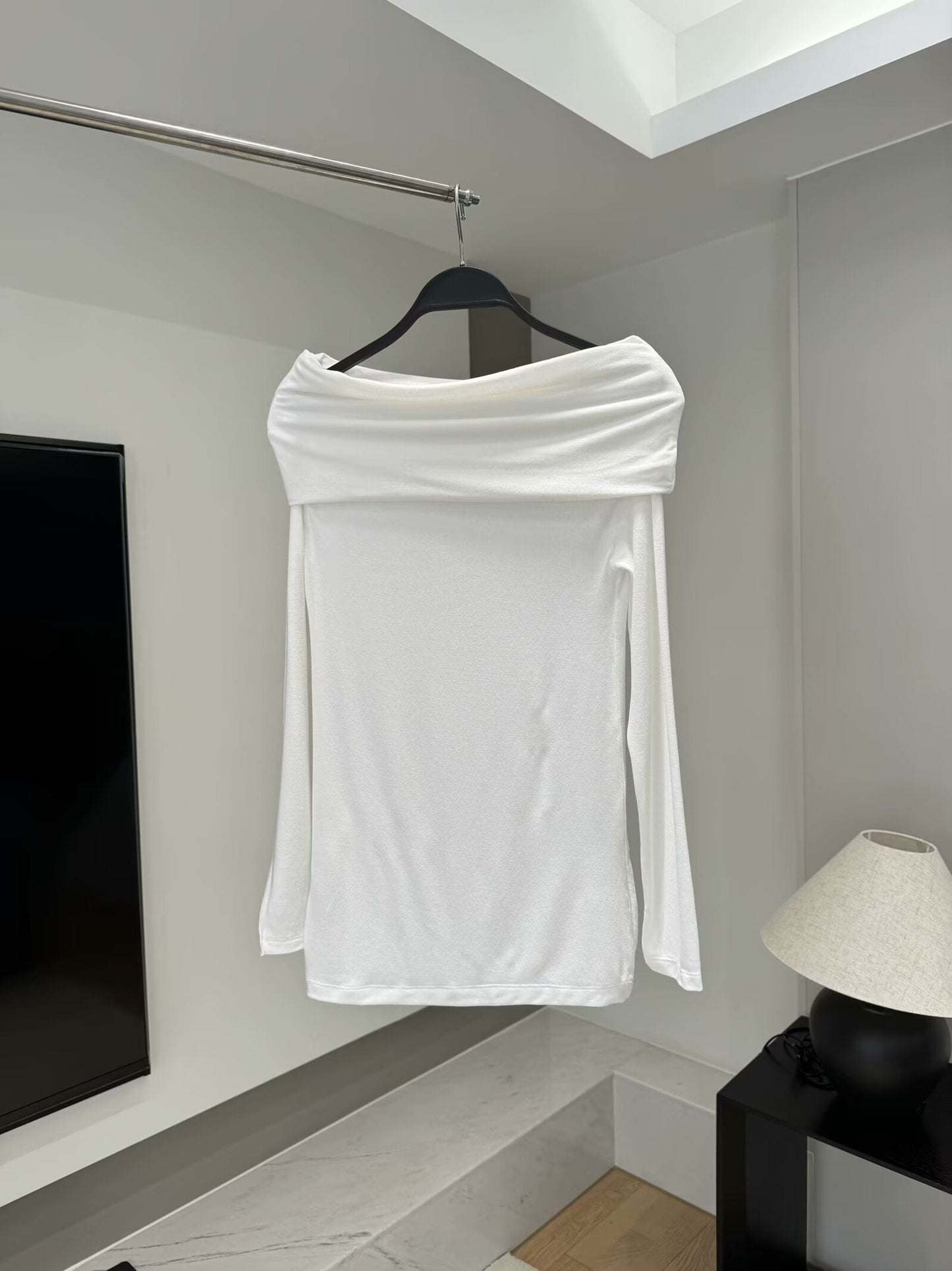 טופ חדש לנשים עם קפלים ושרוולים ארוכים, גזרה פתוחה ועם כתפיים