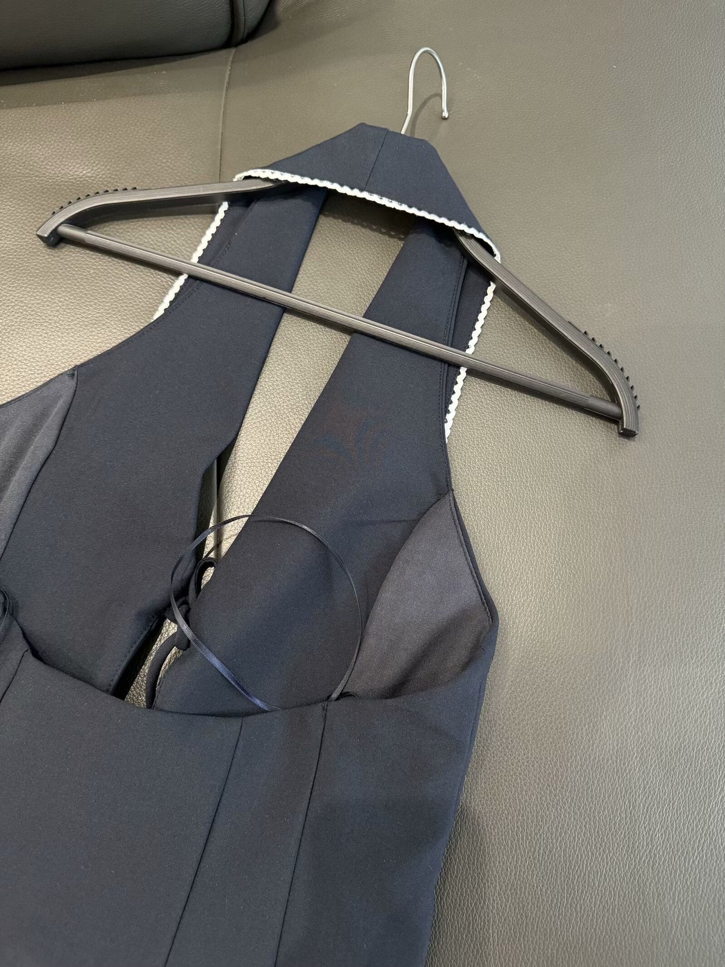 טופ אופנה חדשה לנשים לשנת 2025 עם קשירה וצווארון תלוי