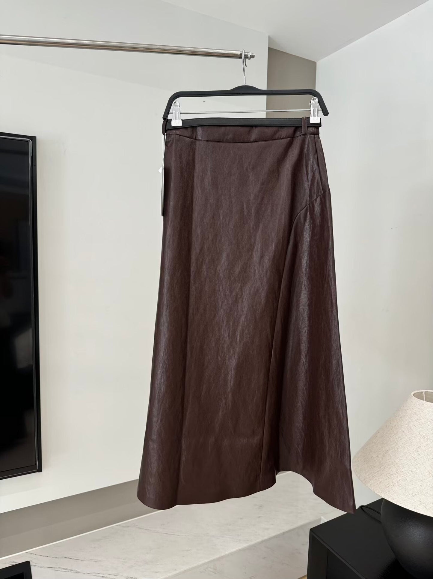 חצאית מידי בגזרה מזדמנת עם חגורה לנשים