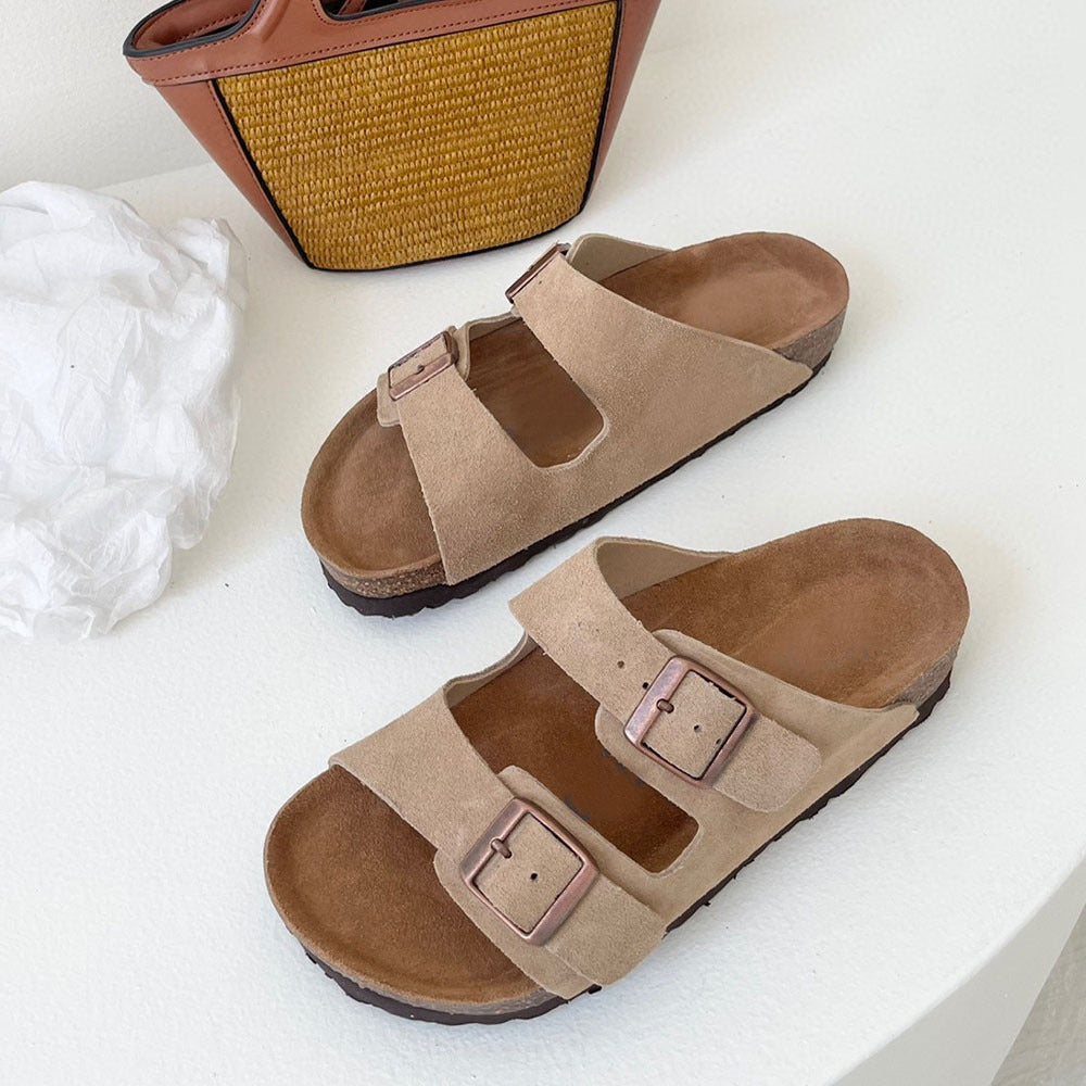 גברים ונשים עם אותם סנדלים חדשים וקז'ואליים של ג'וקר עם חזה כפול.