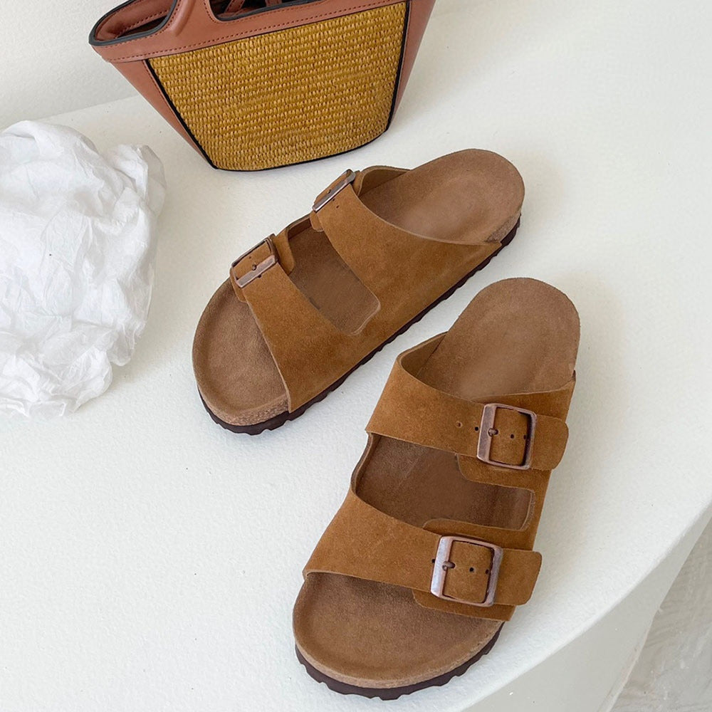 גברים ונשים עם אותם סנדלים חדשים וקז'ואליים של ג'וקר עם חזה כפול.