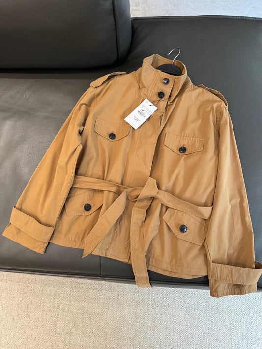 מעיל רוח קצר רטרו עם צווארון עומד ואופנה חדשה לנשים עם חגורה