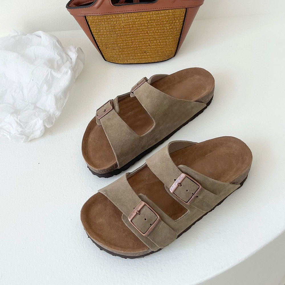 גברים ונשים עם אותם סנדלים חדשים וקז'ואליים של ג'וקר עם חזה כפול.