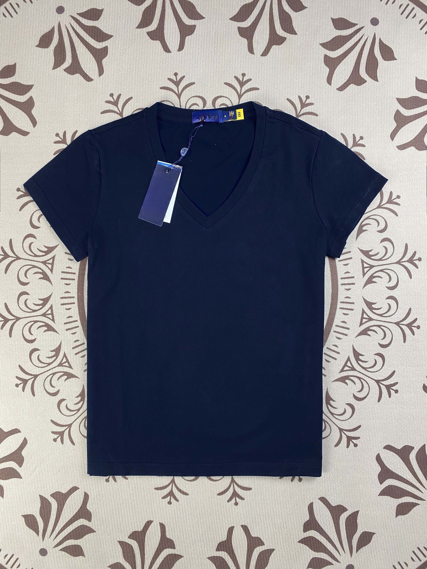 חולצת טריקו צמודה עם צווארון V בצבע אחיד ועם רקמה בצבע ג'וקר לנשים