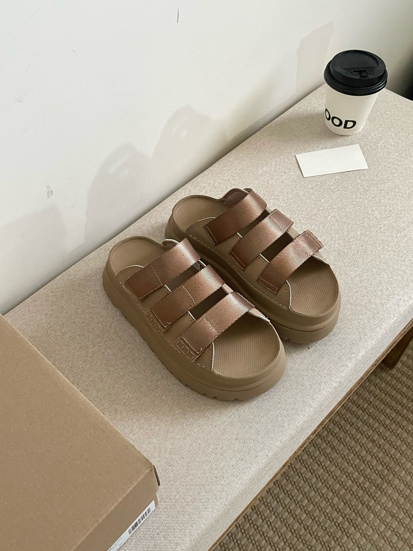 Women's New Fashion Joker Casual Thick-soled Hook and Loop Soft-soled Candy-colored Slippers and Sandals Have A Shoe Box.