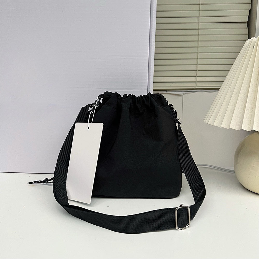 תיק קטן עמיד למים מתכוונן לכתף של LU New Leisure. (רוחב עליון: 24.5 ס"מ רוחב תחתון: 20.5 ס"מ גובה: 19.5 ס"מ) 