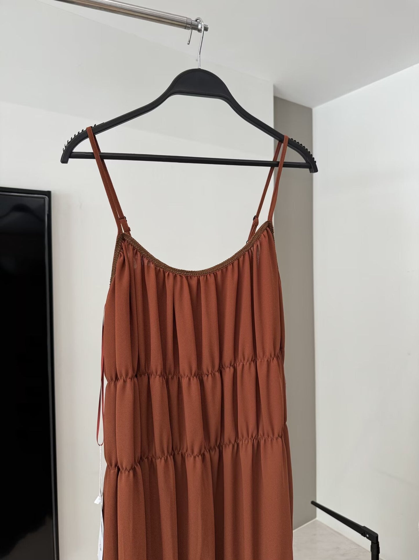 שמלת MIDI עם קפלים רקומים וגזרות אופנתיות לנשים לשנת 2025 