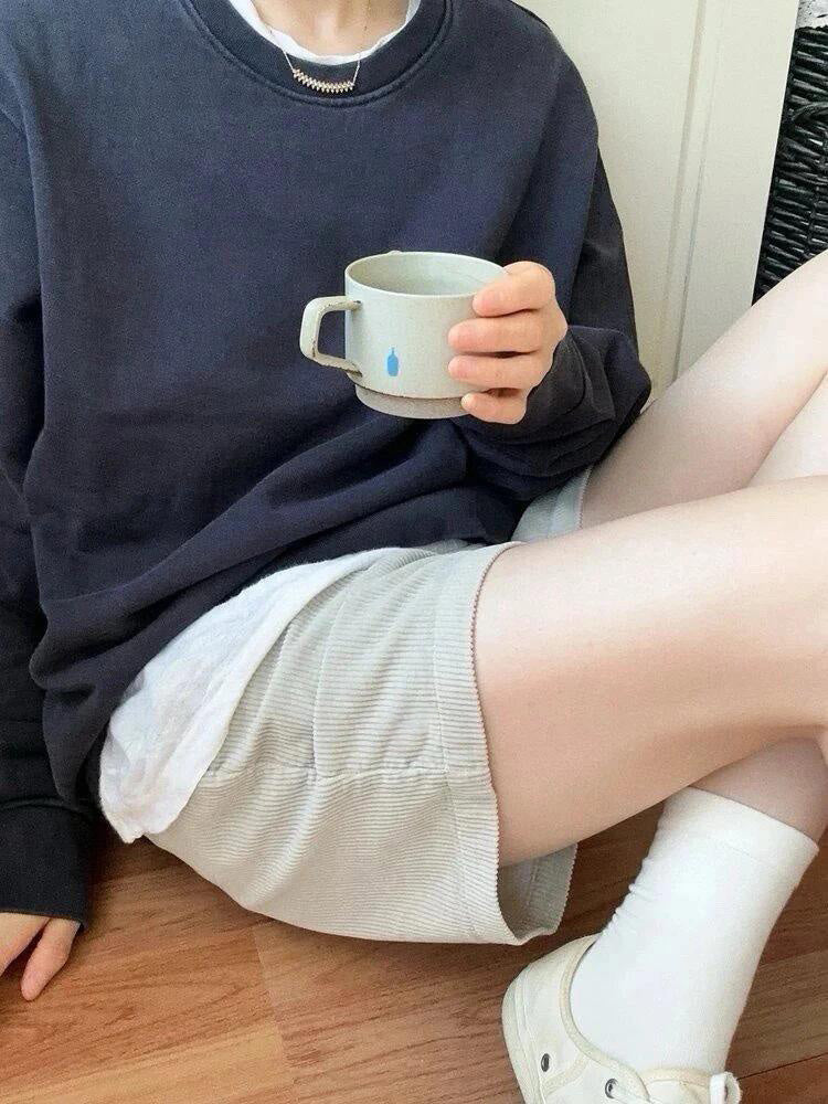 גברים ונשים עם אותם מכנסיים קצרים קז'ואל חדשים בסגנון זוג ג'וקר.