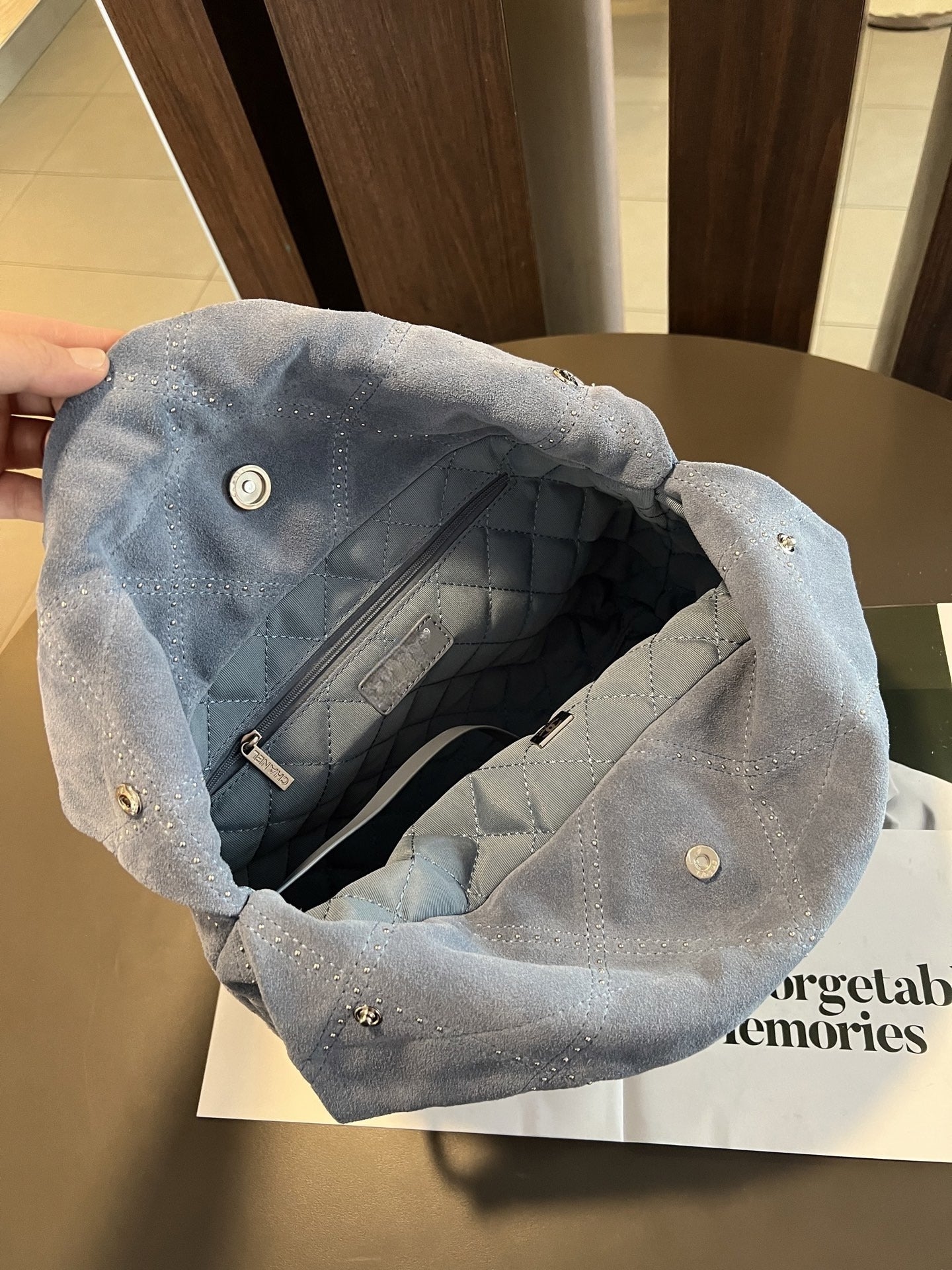 Women's New Joker Large-capacity Suede Drawstring Chain Design Rivet Decorative Shoulder Bag