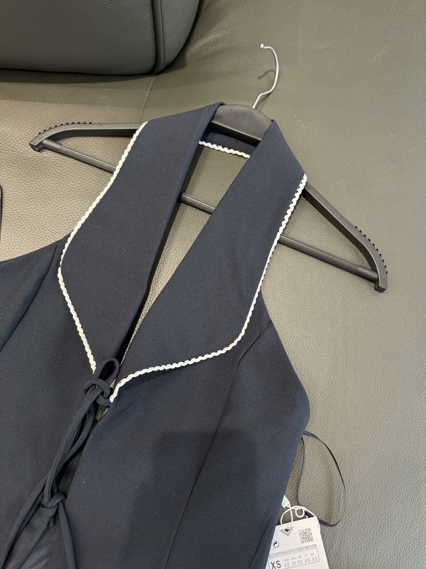 טופ אופנה חדשה לנשים לשנת 2025 עם קשירה וצווארון תלוי