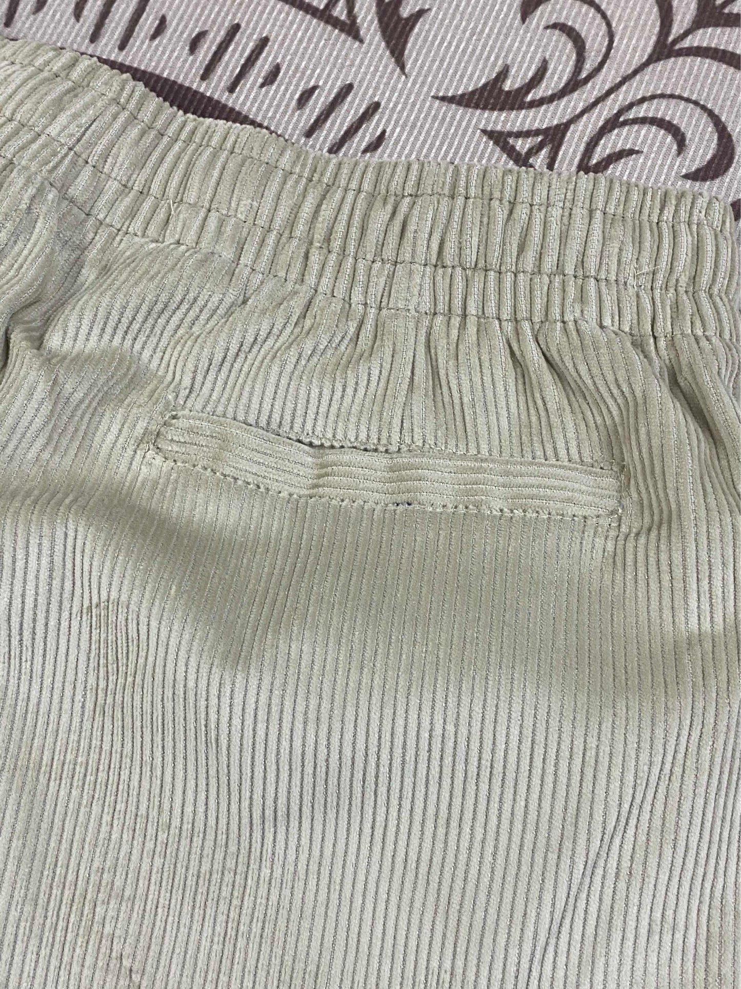 גברים ונשים עם אותם מכנסיים קצרים קז'ואל חדשים בסגנון זוג ג'וקר.