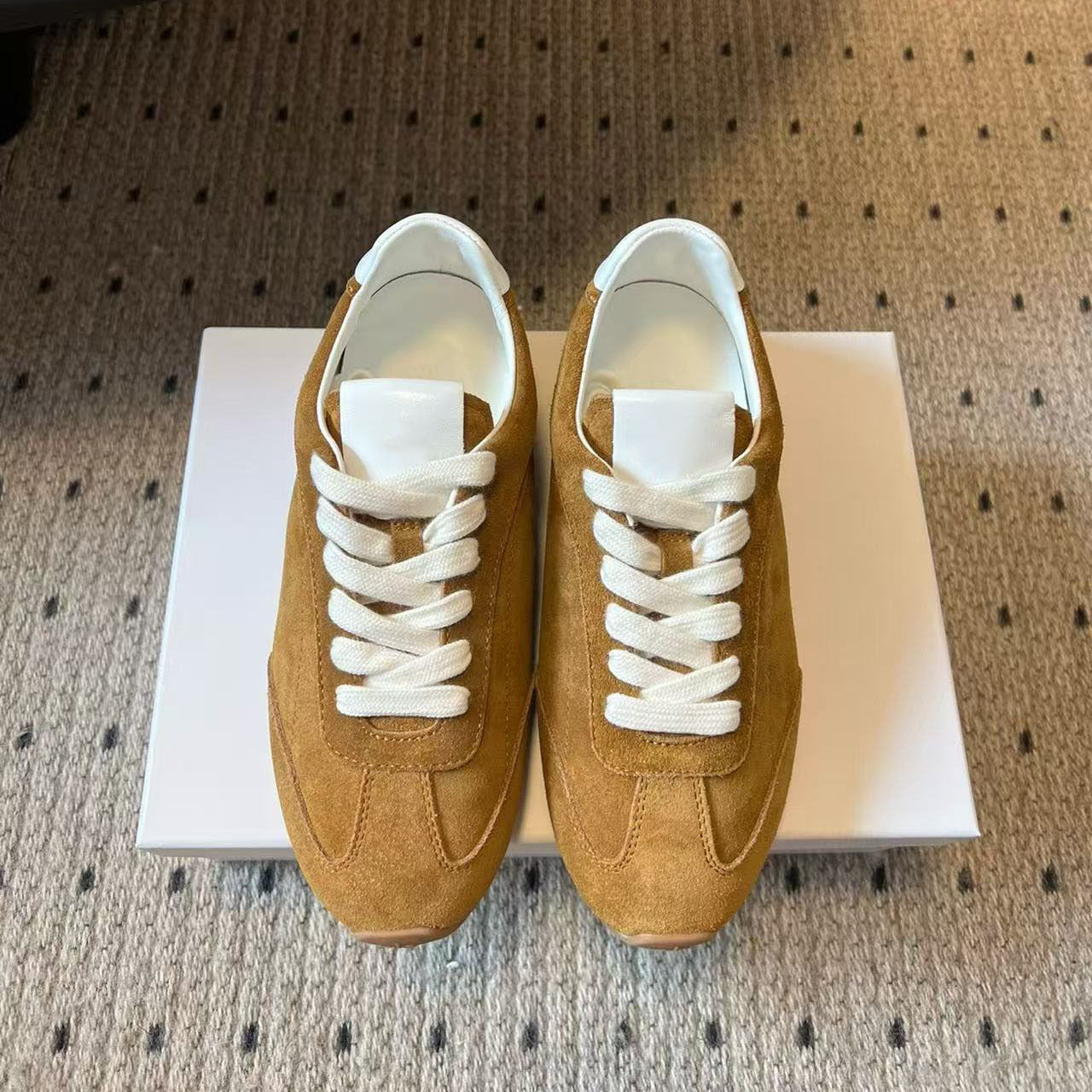 נעלי ספורט ופנאי חדשות לנשים, נעלי ספורט זמש עם סוליה דקה וגזרה נמוכה, כוללות קופסת נעליים