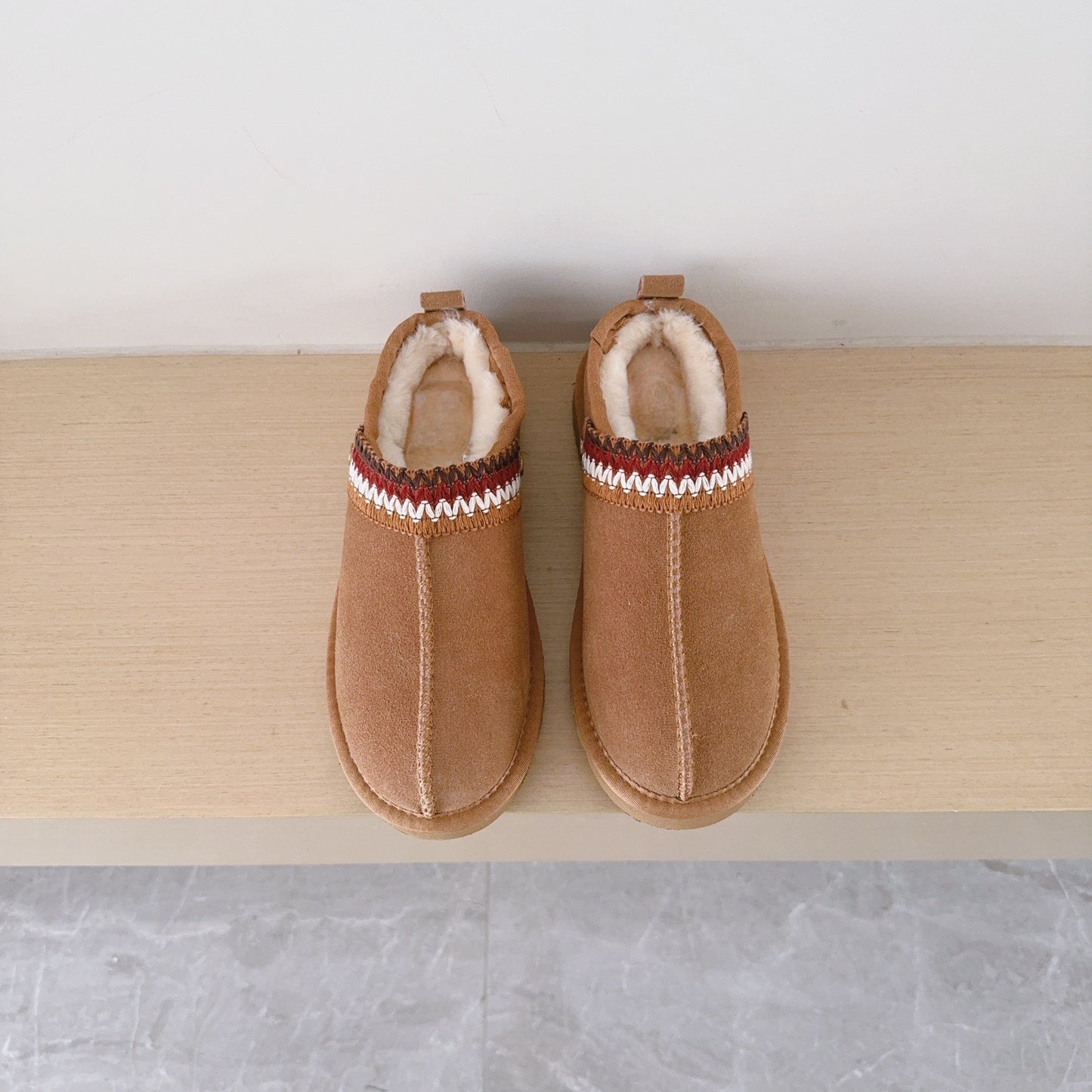 Women's new one-pedal thick-soled snow boots have a shoe box