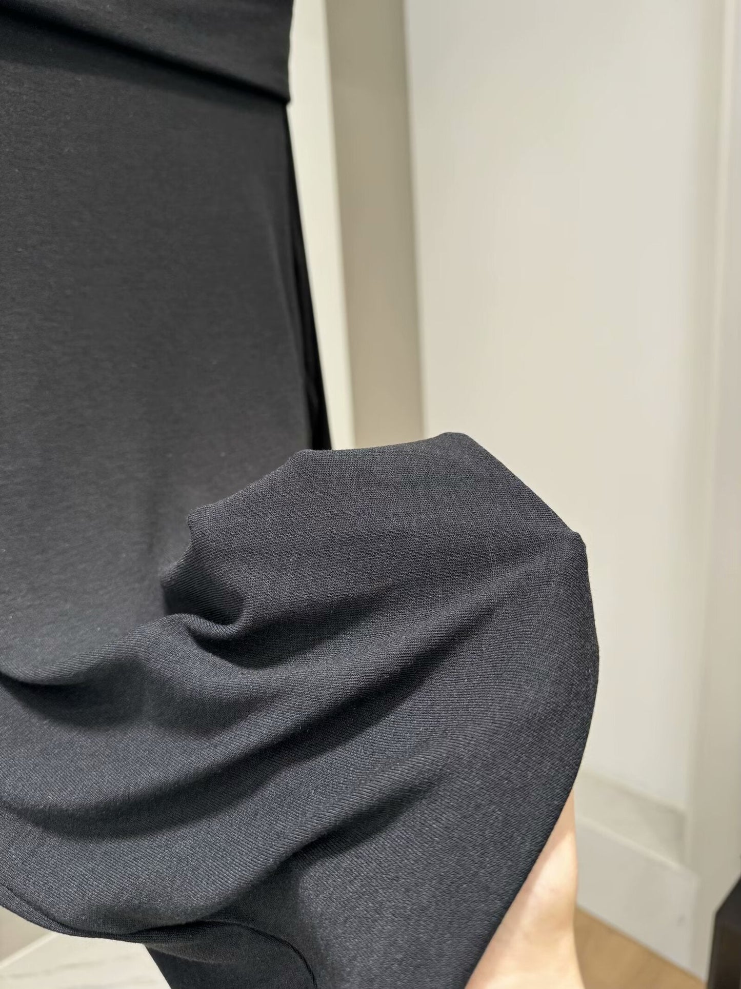 טופ חדש לנשים עם קפלים ושרוולים ארוכים, גזרה פתוחה ועם כתפיים