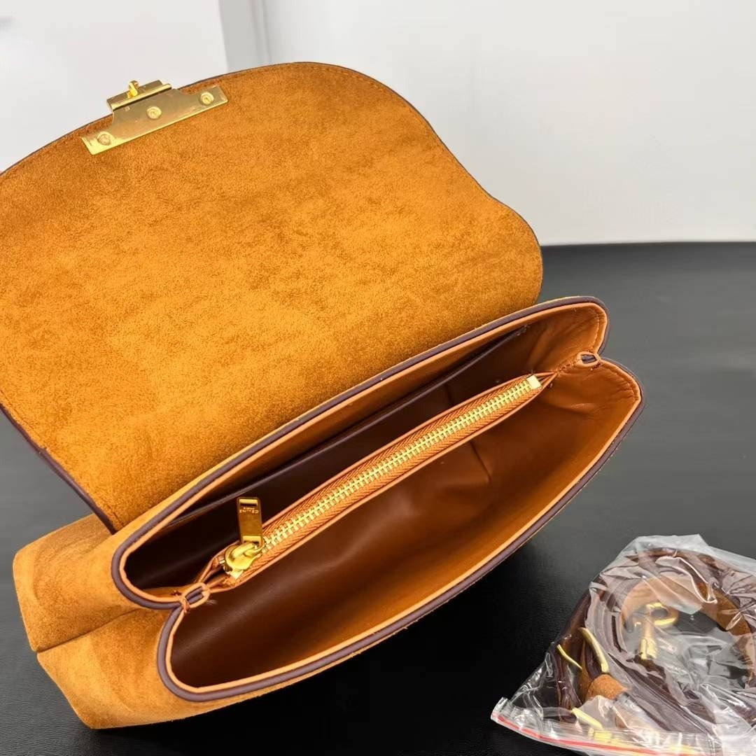 תיק יד חדש לנשים עם עיצוב נפתח מעור מט ממתכת בצבע ג'וקר.