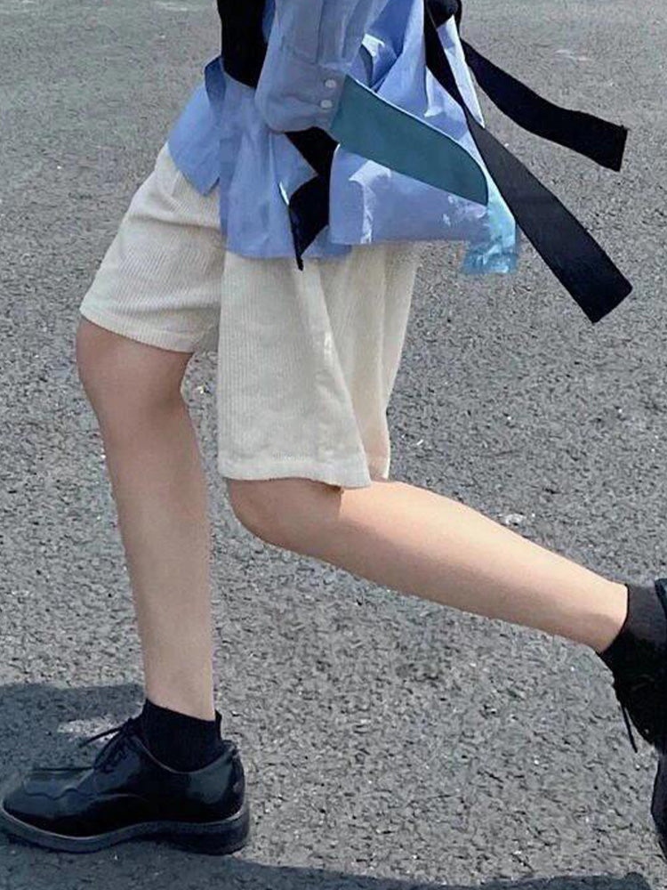 גברים ונשים עם אותם מכנסיים קצרים קז'ואל חדשים בסגנון זוג ג'וקר.