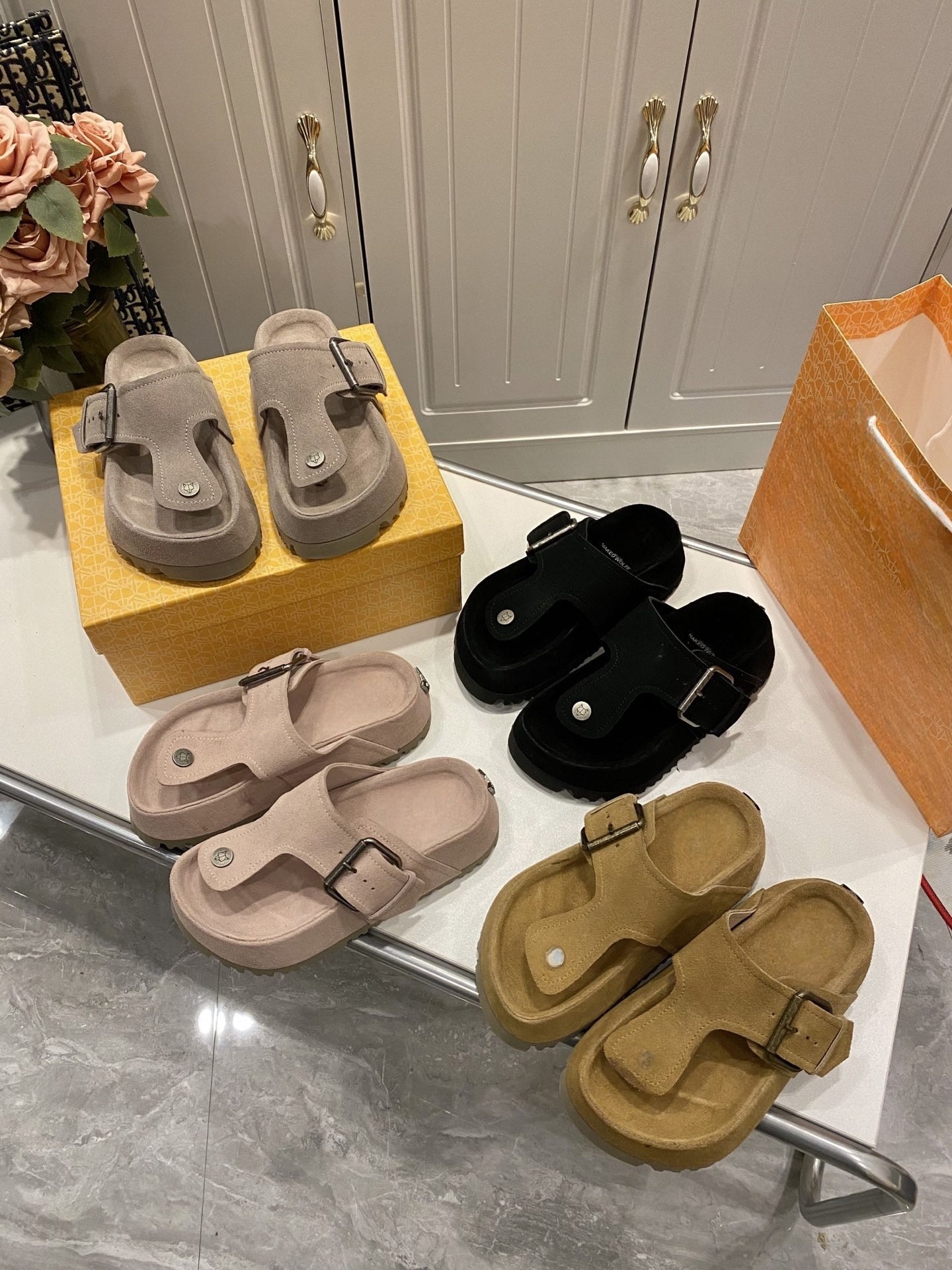 Women's New Fashion Joker Toe Clip Design Thick-soled Slippers Have A Shoe Box.