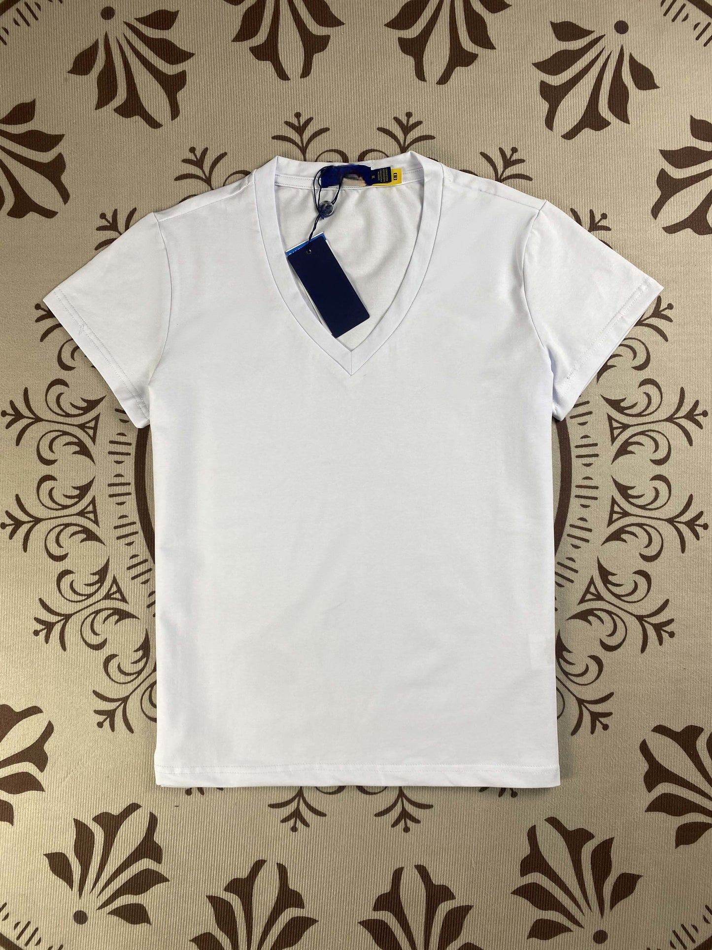 חולצת טריקו צמודה עם צווארון V בצבע אחיד ועם רקמה בצבע ג'וקר לנשים