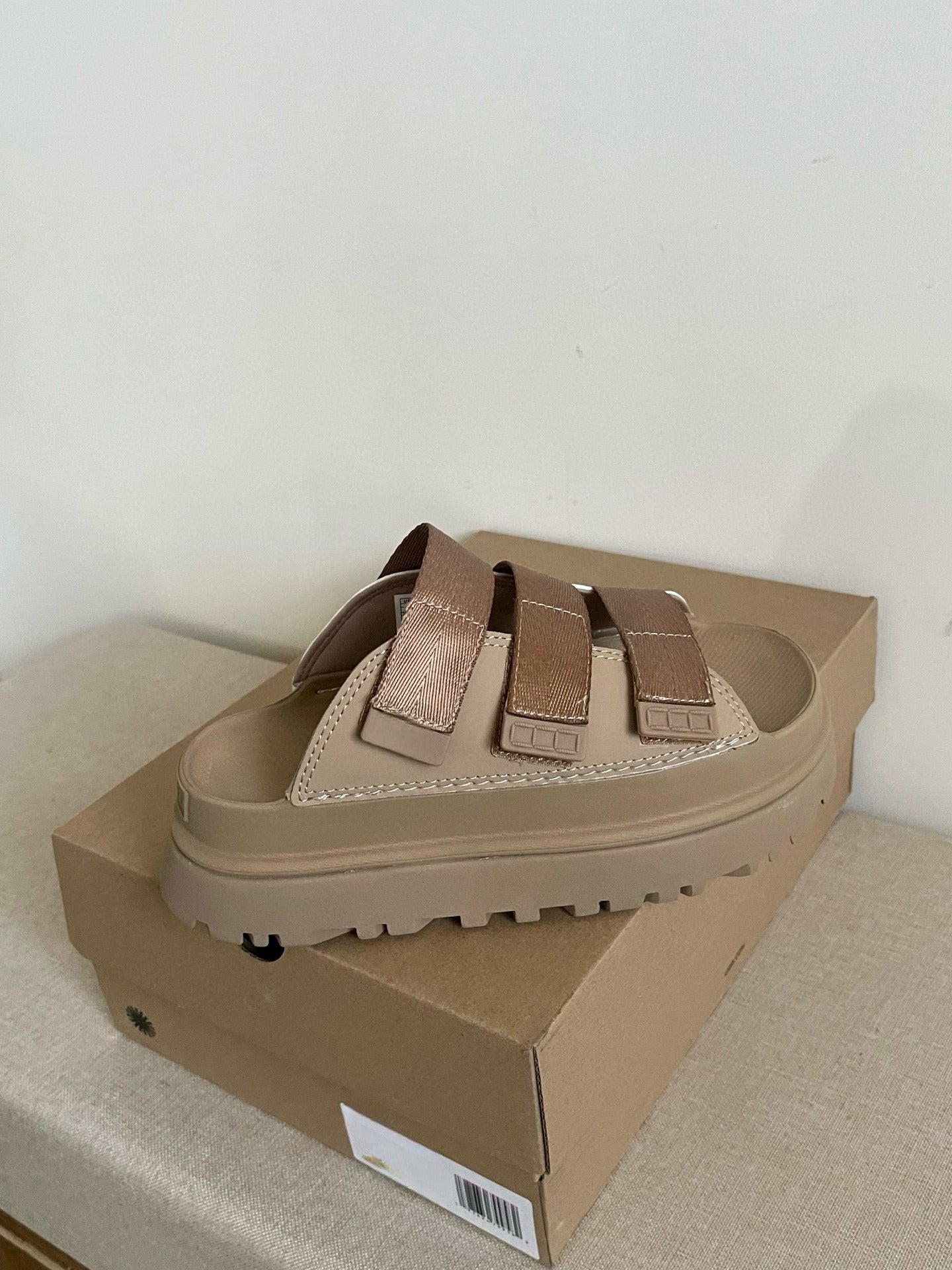 Women's New Fashion Joker Casual Thick-soled Hook and Loop Soft-soled Candy-colored Slippers and Sandals Have A Shoe Box.