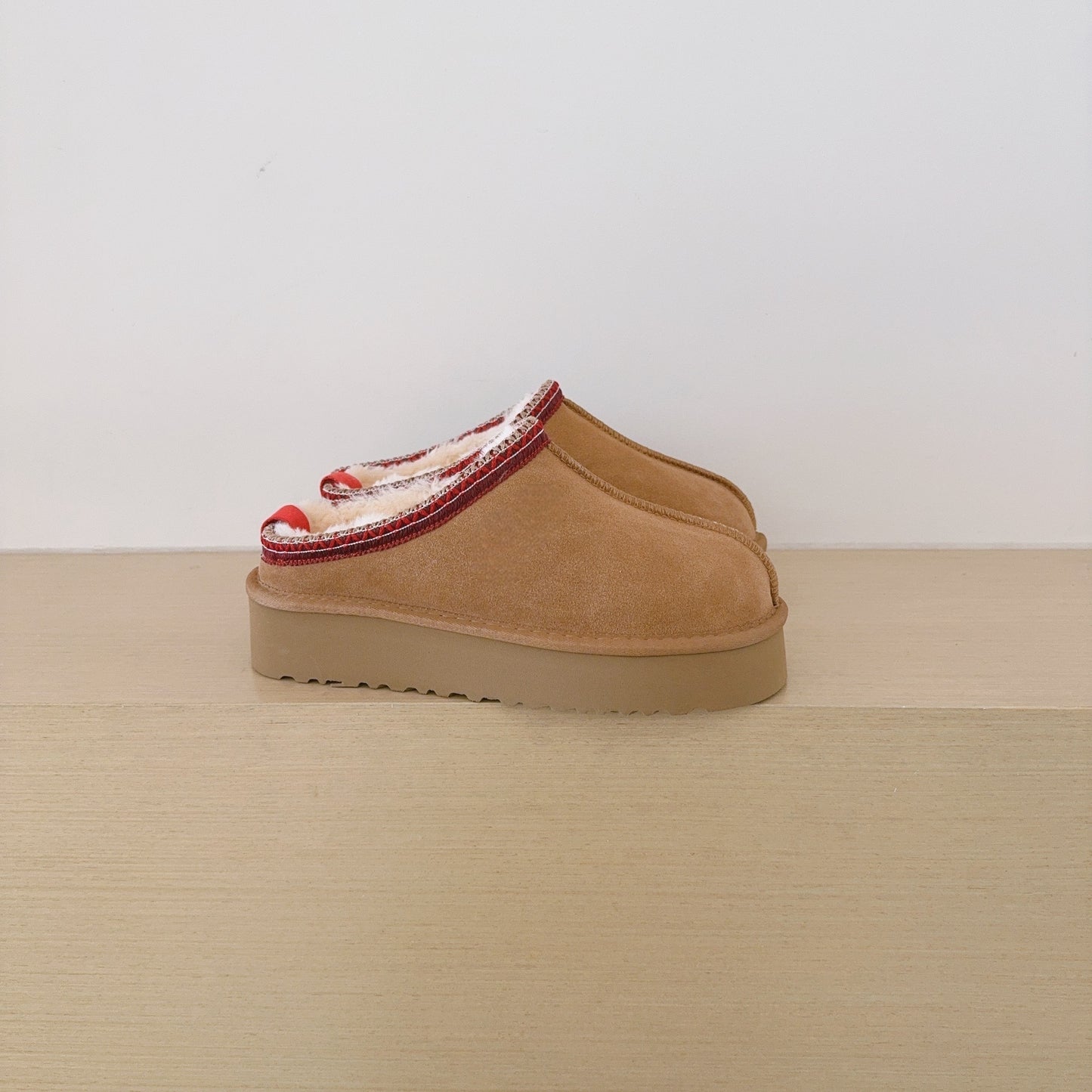 Women's embroidered thick-soled semi-mopped snow boots have a shoe box